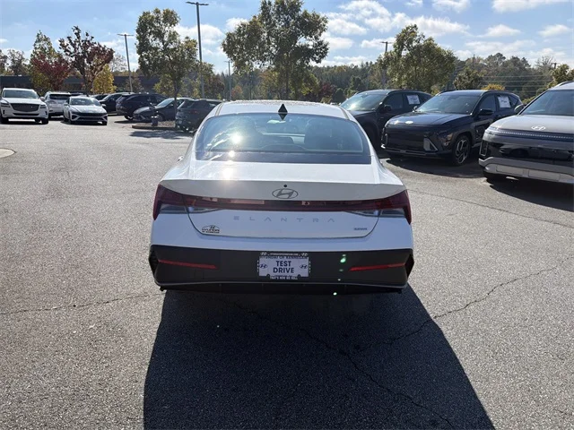 Nuevos HYUNDAI ELANTRA HYBRID at Gainesville Hyundai in Gainesville