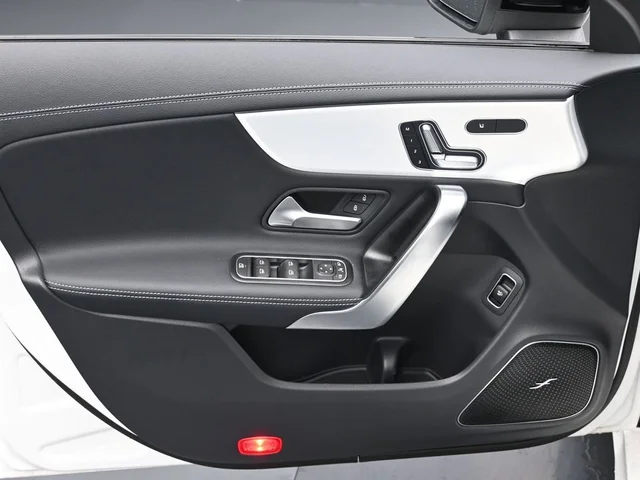 Nuevos MERCEDES-BENZ CLA à Estados chez autogozo