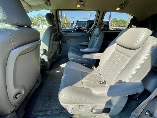 SEMINUEVOS DODGE Grand Caravan a Estados en autogozo