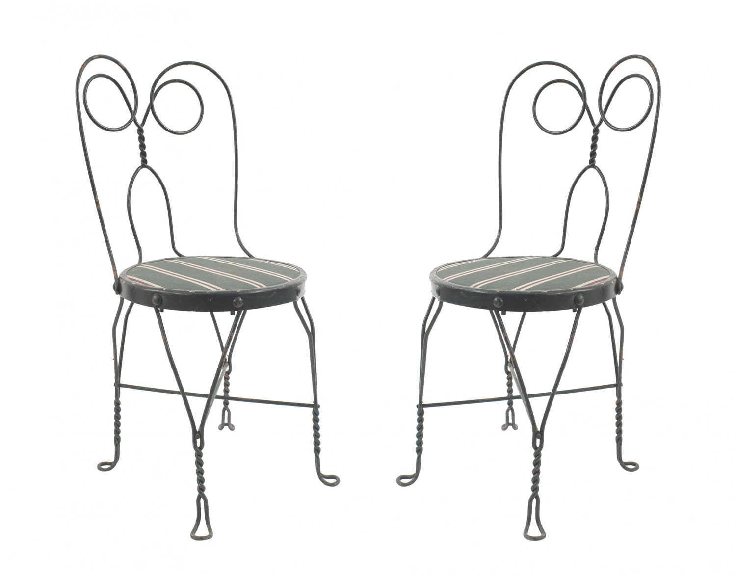 Outdoor green wire chairs 1