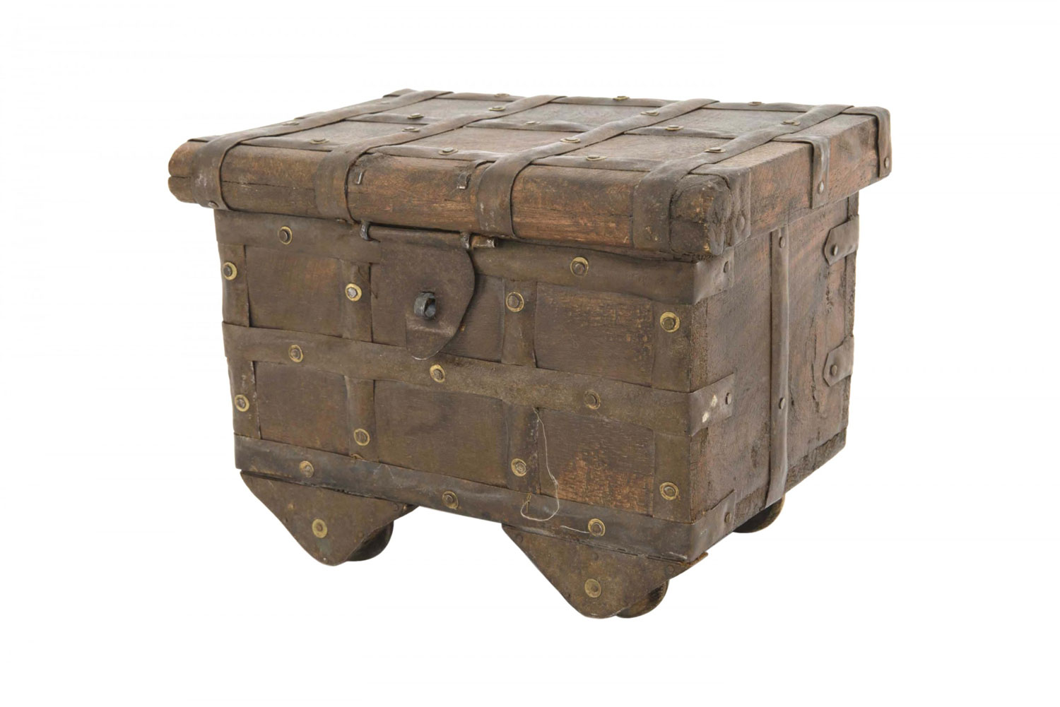 English renaissance style trunk with wheels 1