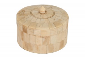 Round beige tessellated box 1