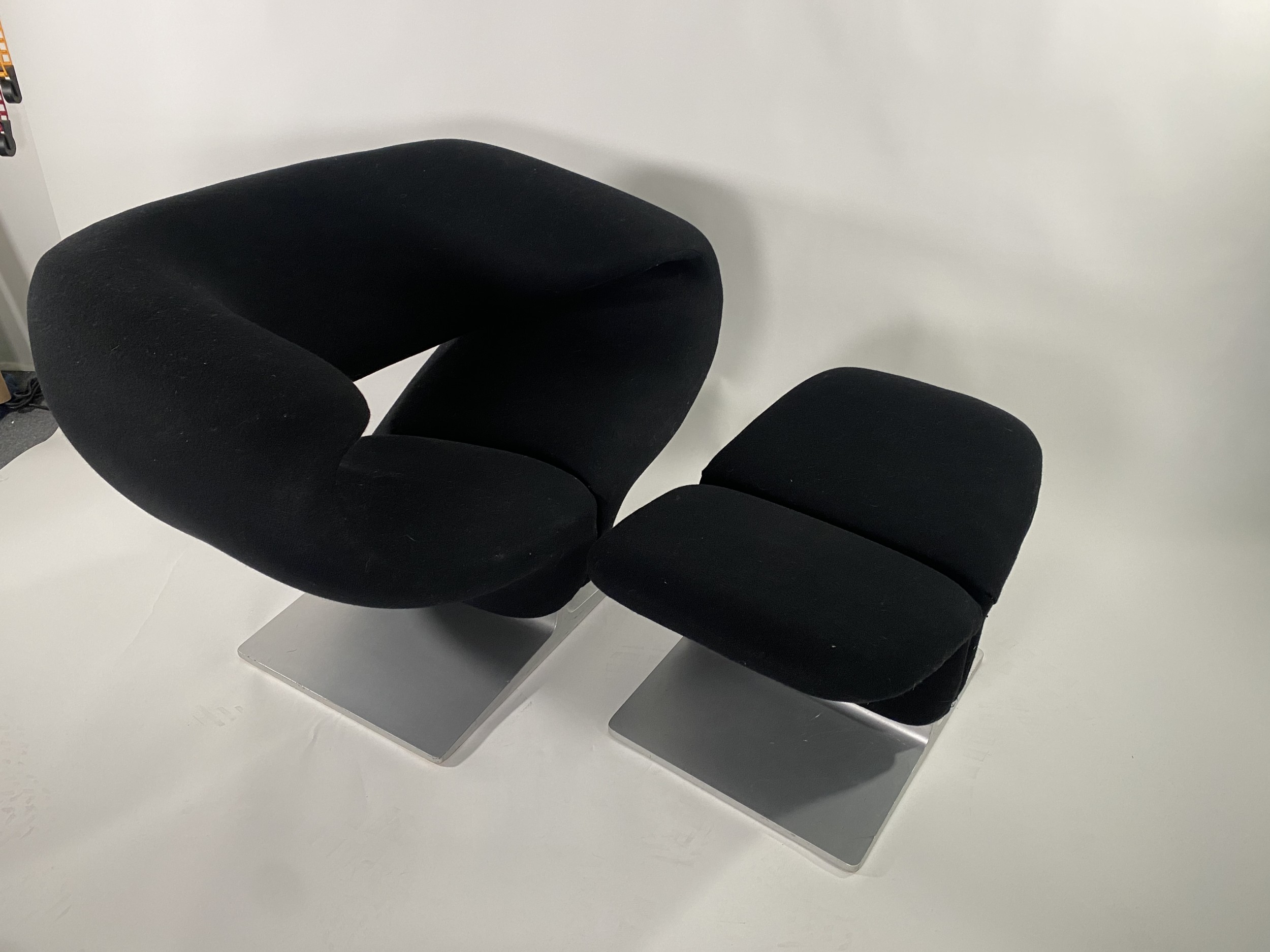 Pierre paulin french Mid century black ribbon armchairs ottoman