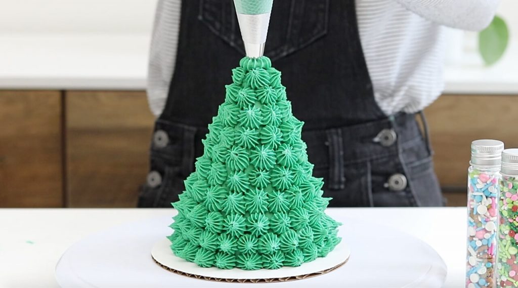 piping buttercream with wilton tip 4b