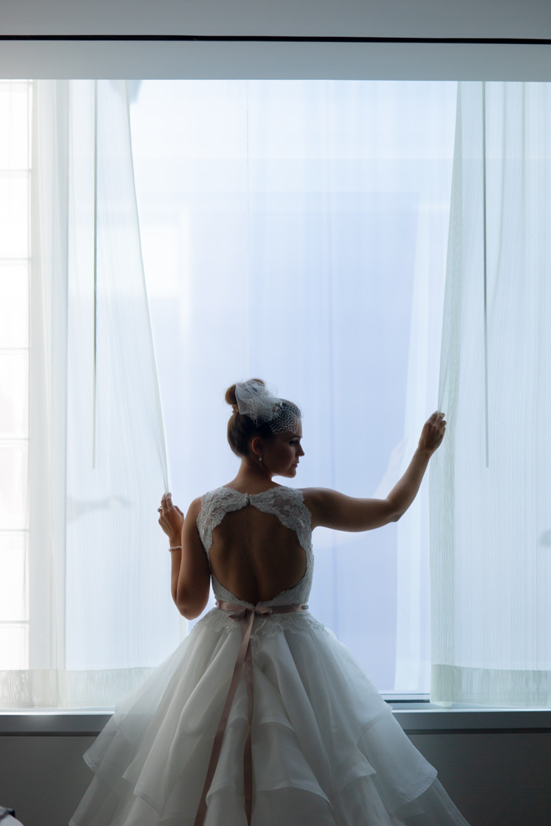 Mariée près d'une fenêtre, lumière naturelle