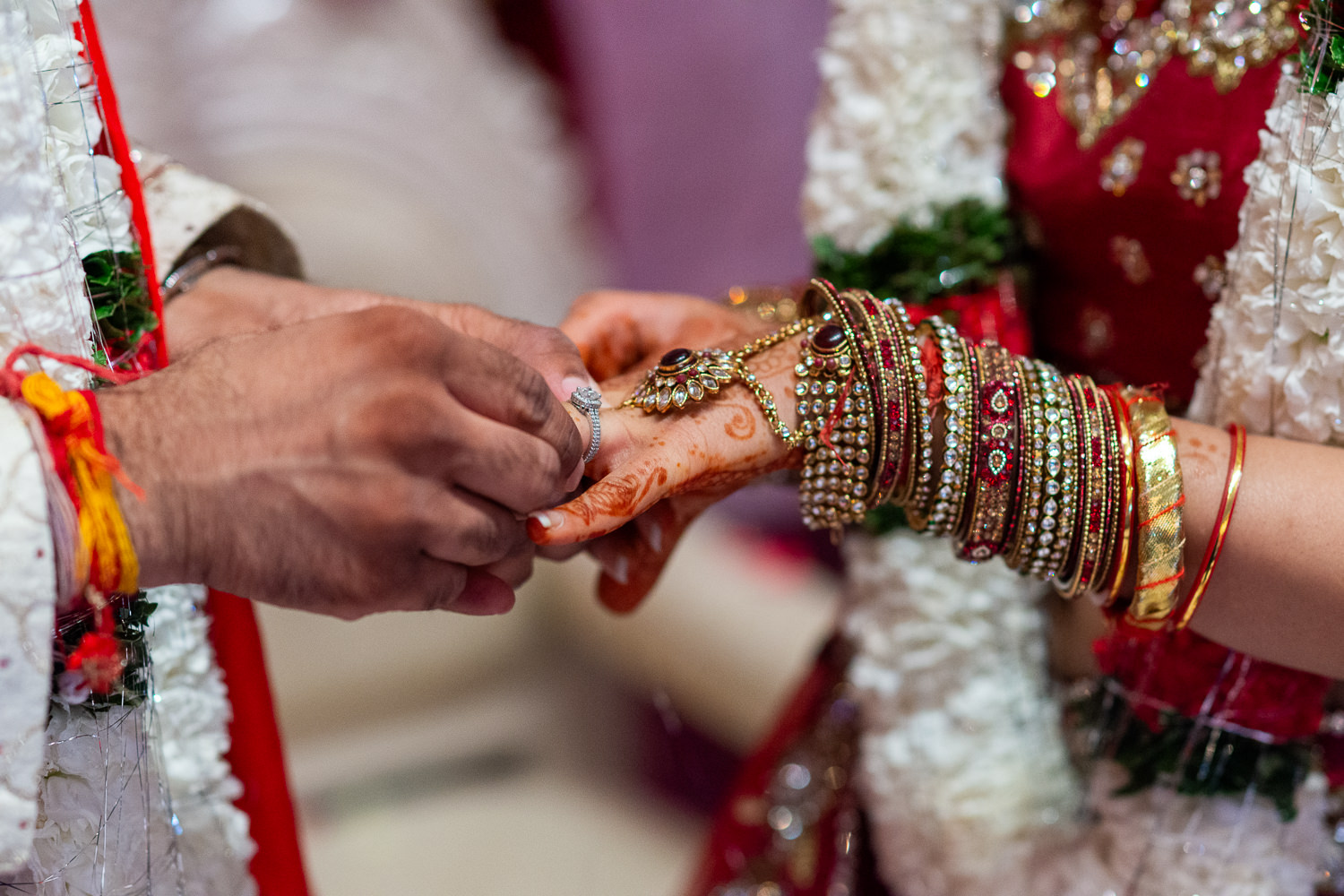Détail des mains et bijoux d'une mariée
