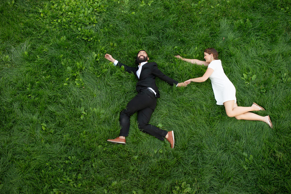 Mariés couchés dans l'herbe, photo prise du haut
