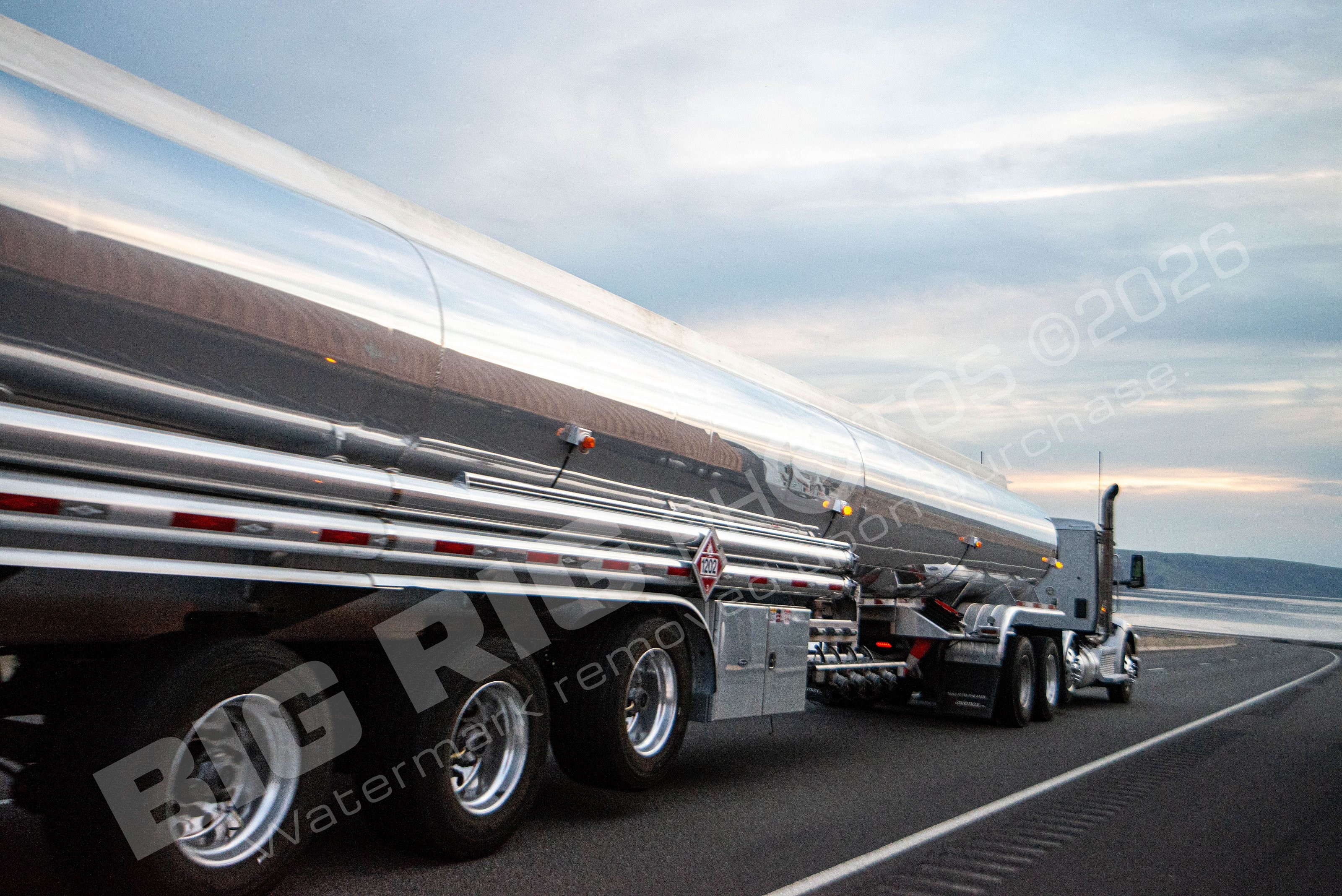 80, Arlington, Arlington OR, Columbbia Gorge, HazMat, Hwy84, I84, KofR, Oregon, Space Age Fuel, Tanker, Truck Number 80, Trucking Photo, YAKP032, chrome, day, i-84, shiny, silver