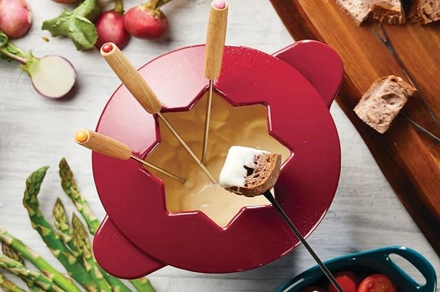 Rachael Ray 1.5qt Cast Iron Fondue Set