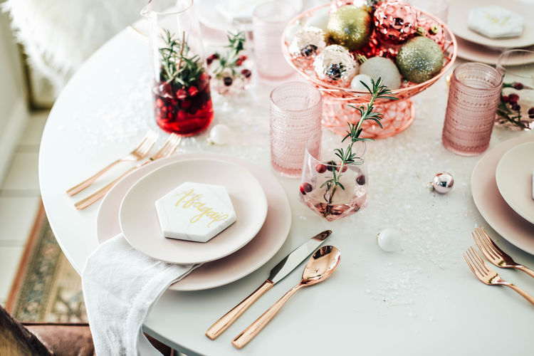 A Festive Millennial Pink Table Setting for the Holiday Season | The ... A Festive Millennial Pink Table Setting for the Holiday Season | The ...