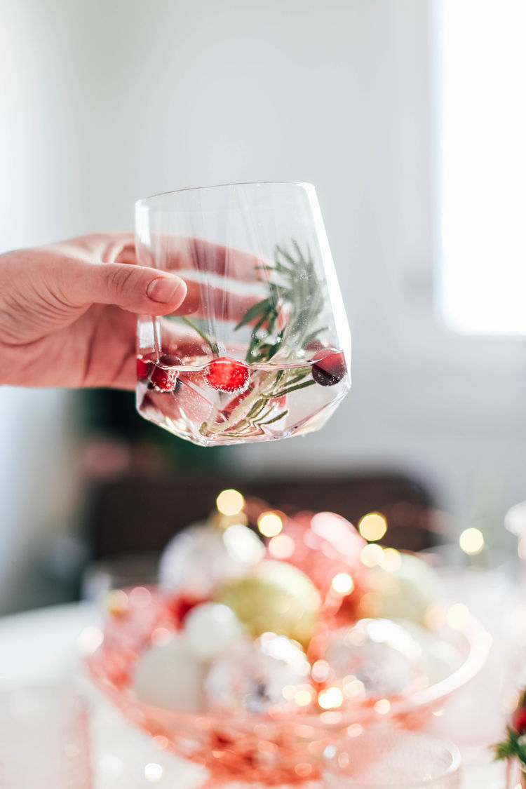 A Festive Millennial Pink Table Setting for the Holiday Season | The ... A Festive Millennial Pink Table Setting for the Holiday Season | The ...