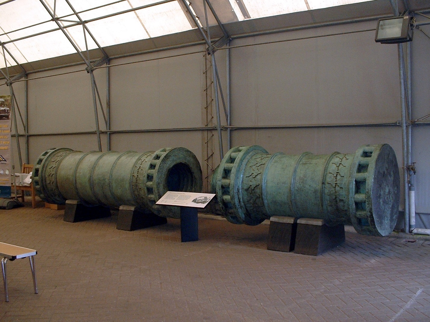 https://upload.wikimedia.org/wikipedia/commons/1/11/Great_Turkish_Bombard_at_Fort_Nelson.JPG