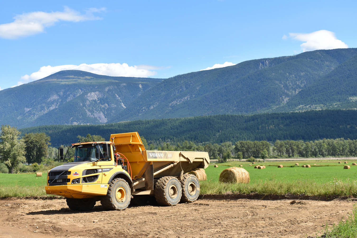 Truck in a field_DSC_0182