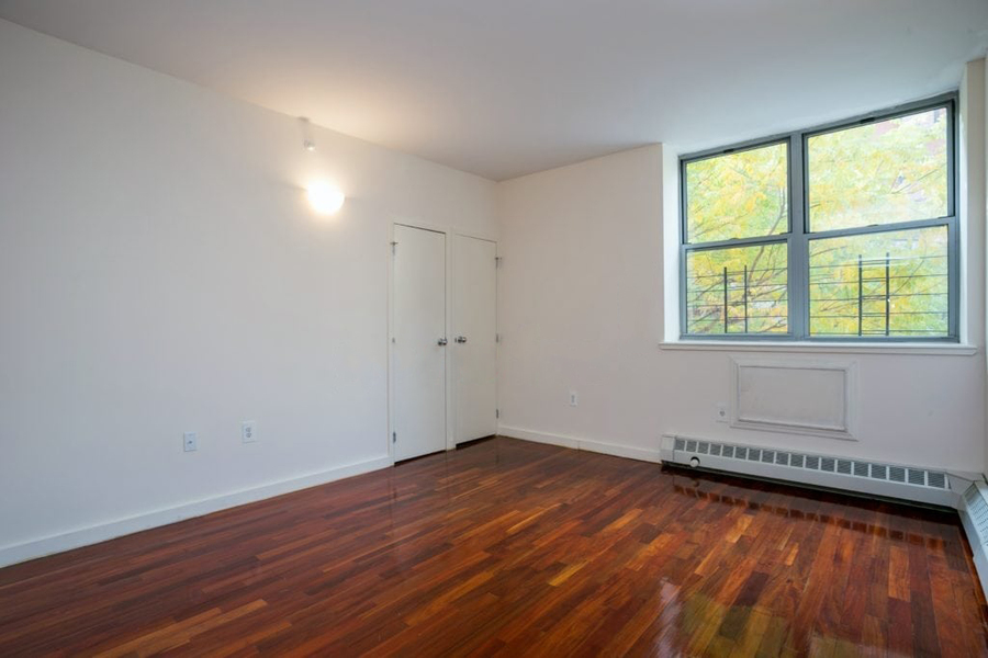 Manhattan Court 444 Manhattan Avenue