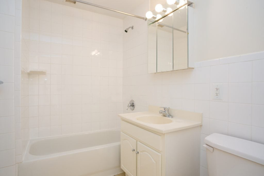 Manhattan Court 444 Manhattan Avenue