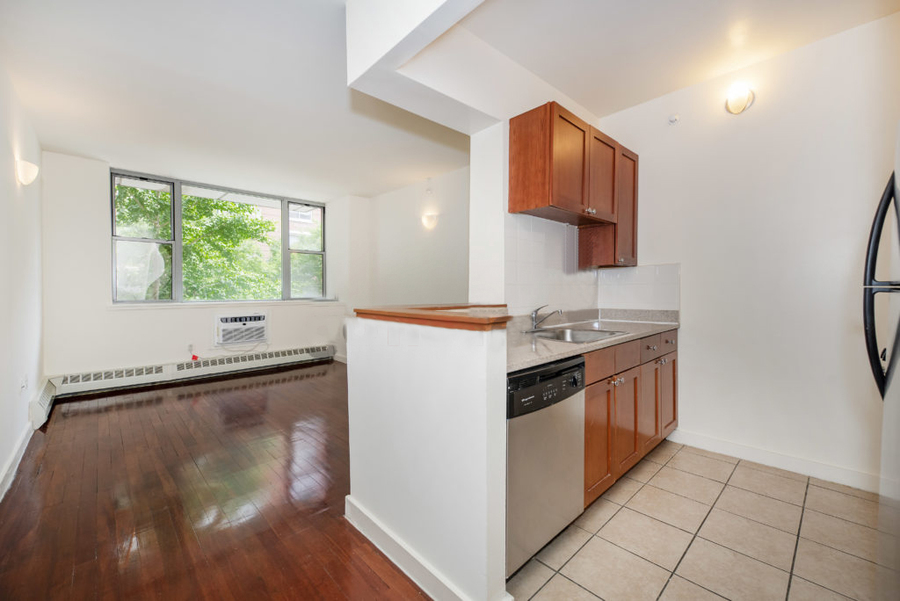 Manhattan Court 444 Manhattan Avenue