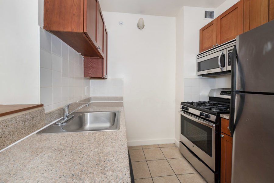 Manhattan Court 444 Manhattan Avenue