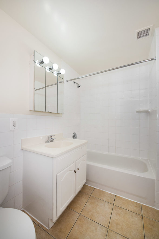 Manhattan Court 444 Manhattan Avenue