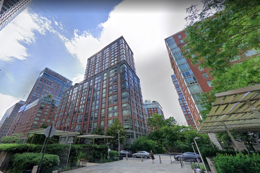 The Verdesian 211 North End Avenue