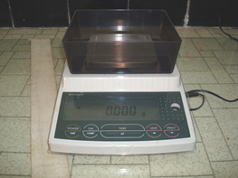 Showing single pan electronic balance