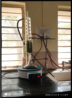 Soxhlet apparatus during extraction process