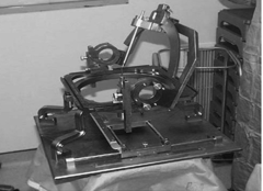 The arc on the phantom base in the operating room