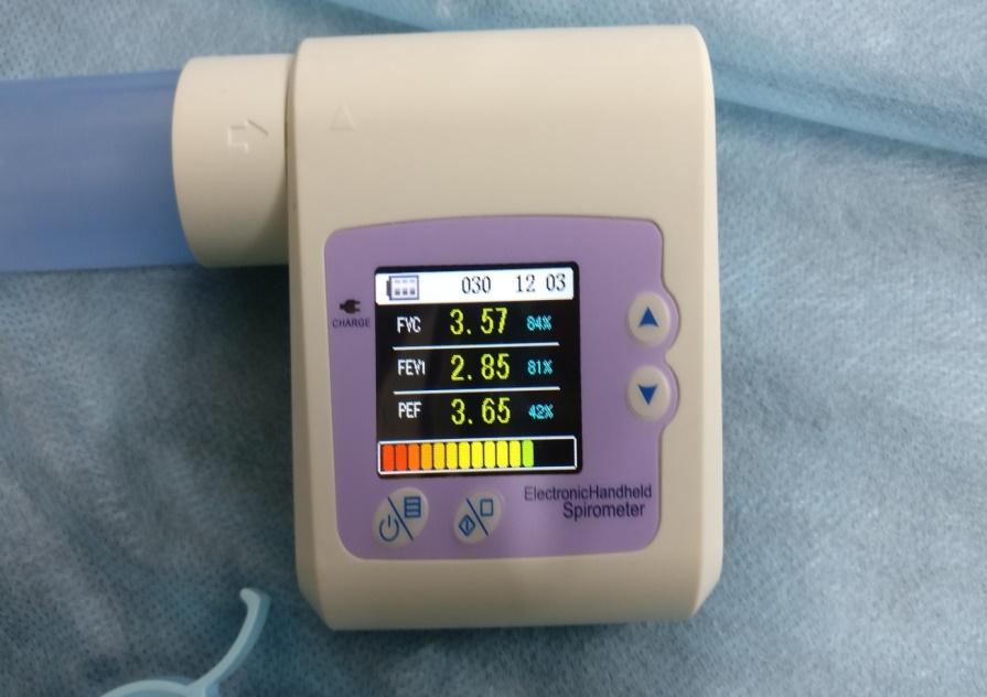 Handheld spirometer measuring FVC, FEV1 and PFR.