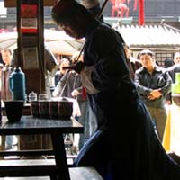 This is the coolest tea pour ever.