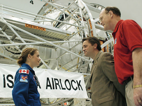 Minister Brian Tobin, Astronaut Julie Payette & CSA President Mac Evans visit US airlock