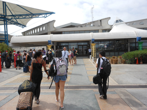 UW students arriving at the airport in Barbados