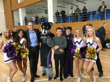 Jack Ma poses with Larry Scott, Ana Mari Cauce, UW dancers and Harry the Husky at Alibaba headquarters