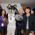 Alumni pose with Harry