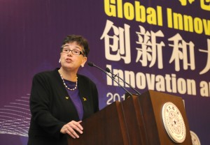 President Cauce gives the keynote address at the Tsinghua University Innovation and Big Data Forum.