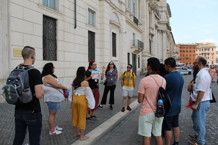 Students taking a tour of the Piazza Navona.