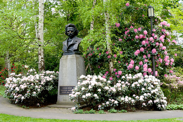 Grieg Garden statue