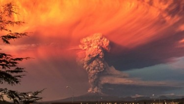An eruption of the Calbuco Volcano in southern Chile. A team led by the UW's Amit Misra used data from volcanic eruptions on Earth to predict what an Earth-like exoplanet might look like during such eruptions.