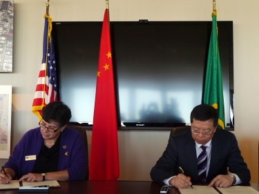 UW Interim President Ana Mari Cauce, left, and Tsinghua University President Qiu Yong at the signing ceremony.