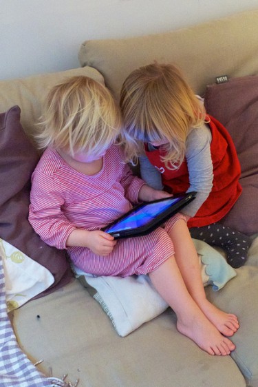 Young children who were given a "two-minute warning" by their parents were more upset when the screen went away.