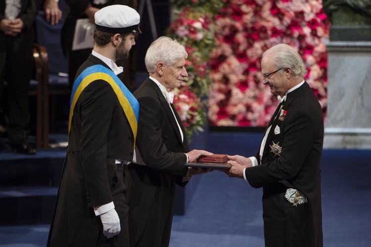 David Thouless receives the Nobel Prize in Physics from the King of Sweden.