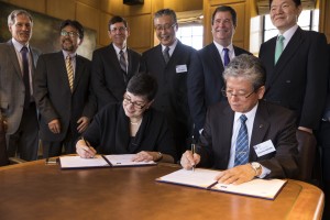 University of Washington President Ana Mari Cauce and Tohoku University President Susumu Satomi, signing the agreement on April 14 to establish the Academic Open Space.