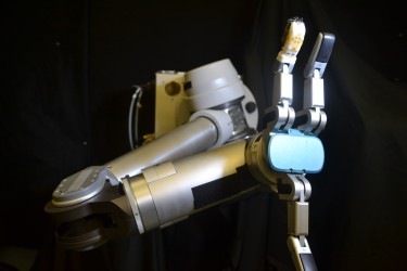 photo of robot arm with skin on finger