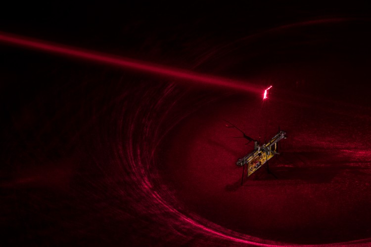 RoboFly z czerwonym laserem