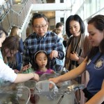 kids looking at tank of water animals