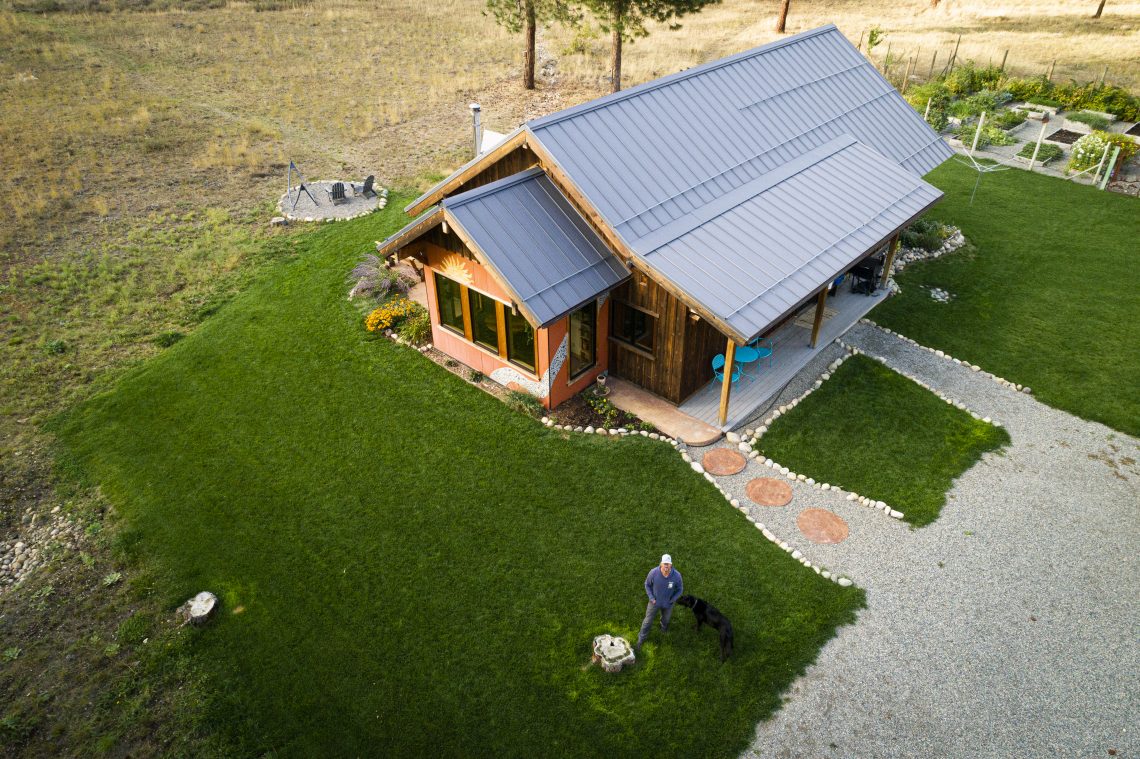 aerial view of a home with green grass surrounding it