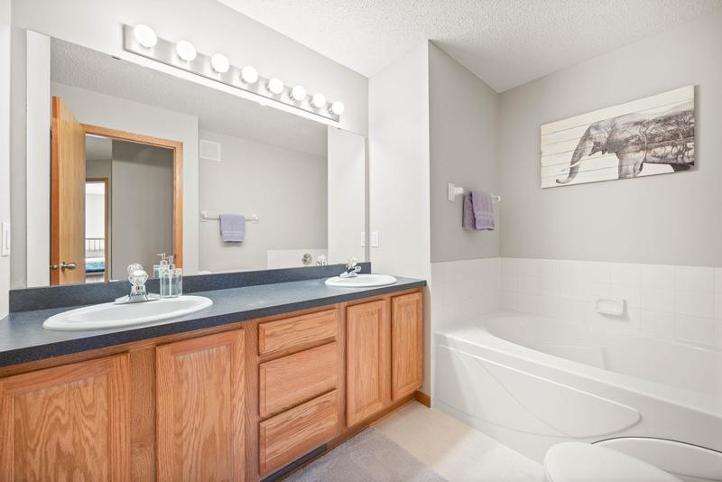 17085 Eastwood Avenue Lakeville, MN