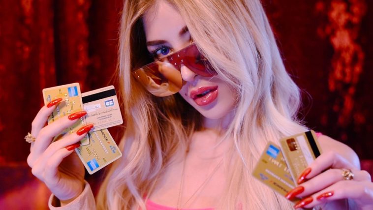 Cripto Dominatrix: Tiene una granja de «esclavos sexuales» que minan criptomonedas para ella