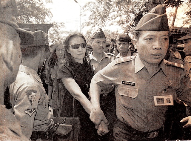 Ratna Sarumpaet beserta kawan-kawannya ditangkap dan ditahan dengan tuduhan berlapis, salah satunya adalah makar dan dipenjara selama 70 hari.