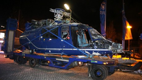 In der Nacht nach dem Unglück wurde das Helikopter-Wrack geborgen