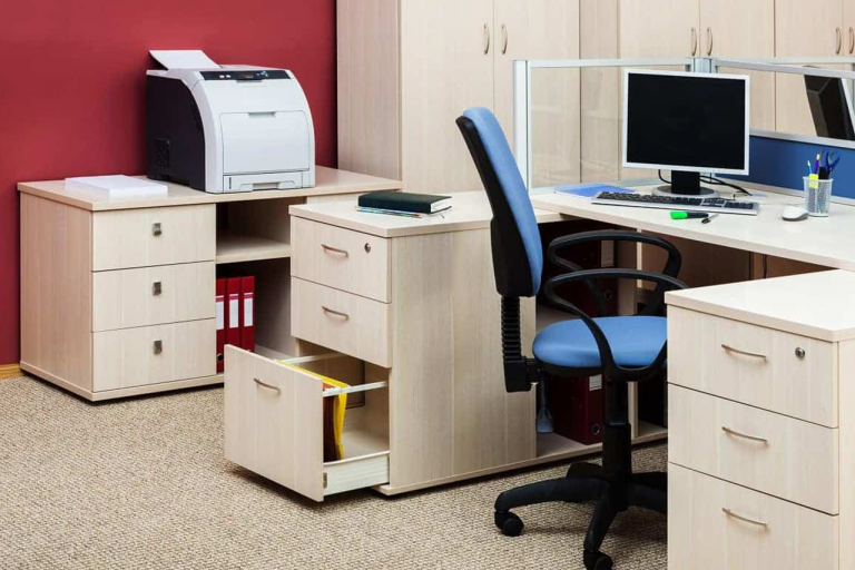 Los accesorios para mesas de oficina que no deben faltar