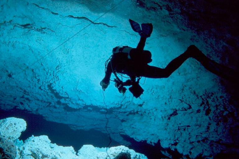 Forma del cuerpo de buceo en cuevas